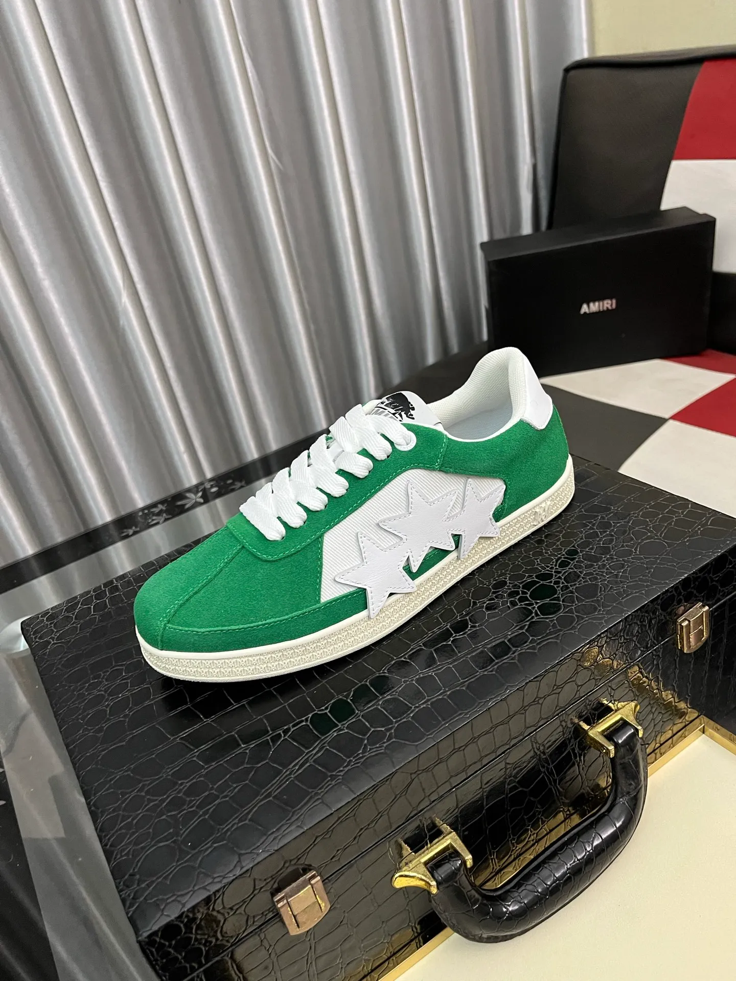 Men's shoes 💰420⌚️⌚️《AMIR*》New men's low-top casual sports sneakers bone shoes, another pair of irresistible bone shoes. Bone shoes are one of AMIRI's most popular items. They use first-layer cowhide uppers. The side bones are made of two cowhide laminations. They have a three-dimensional feel. The leather incisions are all oil-edged. Contrasting color design. Simple style. Fashionable sports. Customized metal LOGO nameplate to embellish shoelaces. Exclusive control of top version. Supports comparison. Breathable mesh lining Original rubber outsole A must-have item for daily leisure Suitable for various occasions Check it out if you are looking for high quality Super cool uppers Size: 38-445️⃣ Colors available